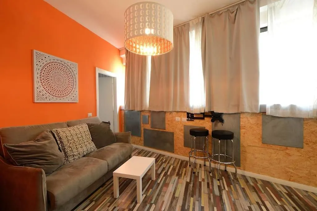 Argento, Bright Flat In The Center, 7 Guests, Parking & Wifi, Near To 3 Tram Lines And The Metro - Well Connected To Airports And To The Train Station Apartment Milan