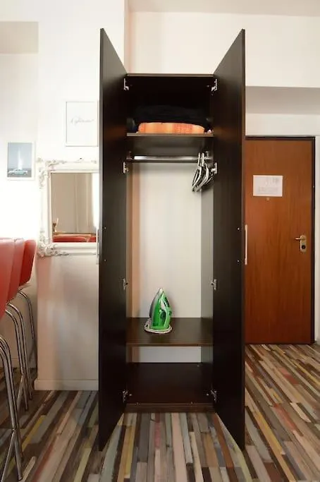 Argento, Bright Flat In The Center, 7 Guests, Parking & Wifi, Near To 3 Tram Lines And The Metro - Well Connected To Airports And To The Train Station Apartment Milan Italy