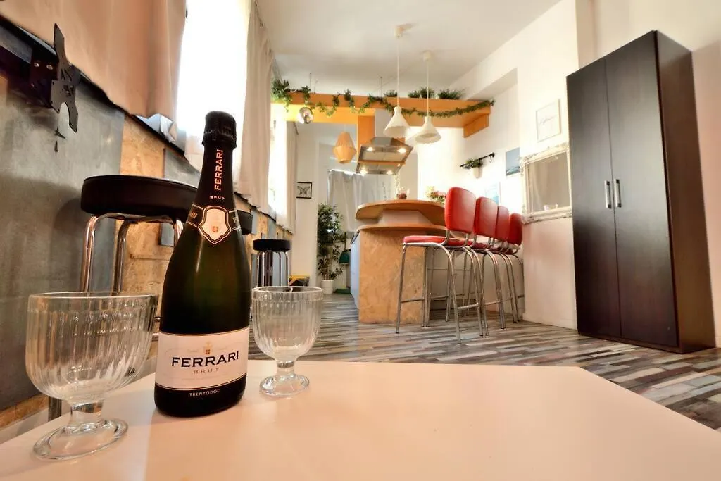 Argento, Bright Flat In The Center, 7 Guests, Parking & Wifi, Near To 3 Tram Lines And The Metro - Well Connected To Airports And To The Train Station Apartment Milan Italy