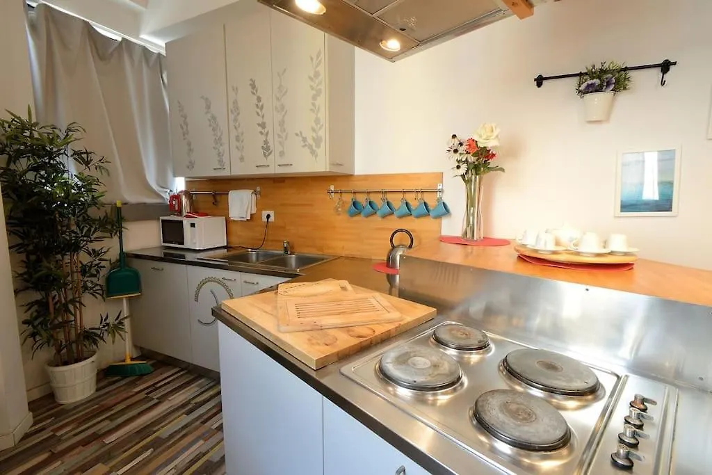 Argento, Bright Flat In The Center, 7 Guests, Parking & Wifi, Near To 3 Tram Lines And The Metro - Well Connected To Airports And To The Train Station Apartment Milan 0*,  Italy