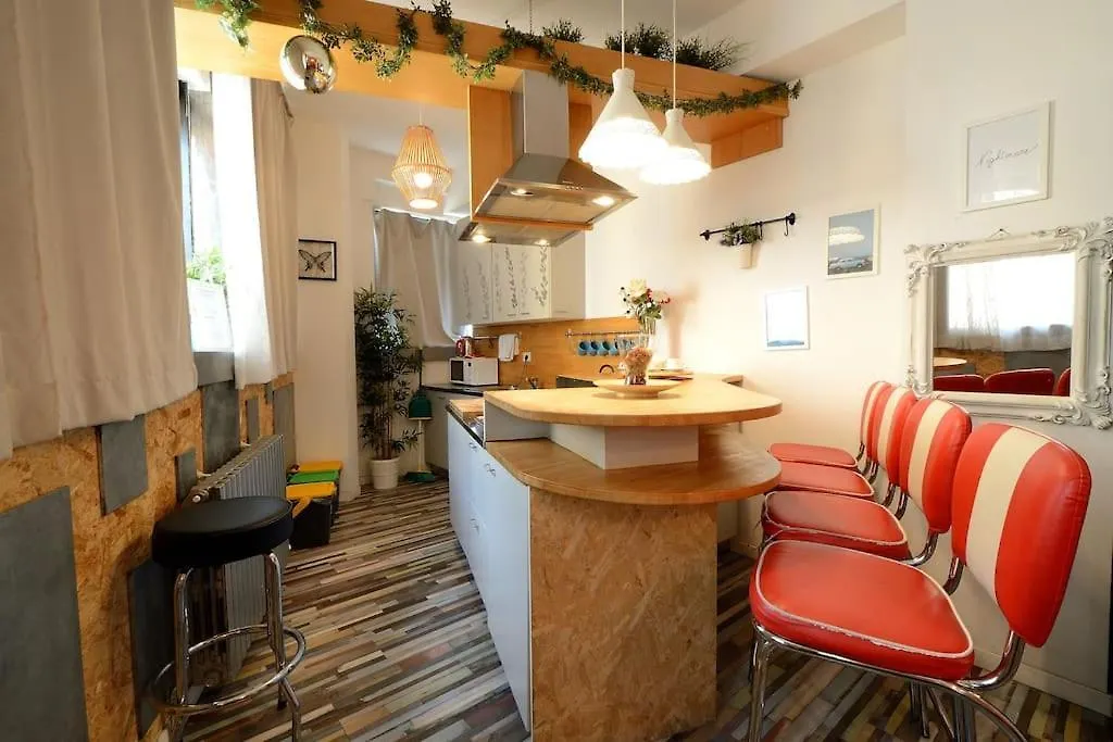 Argento, Bright Flat In The Center, 7 Guests, Parking & Wifi, Near To 3 Tram Lines And The Metro - Well Connected To Airports And To The Train Station contacts